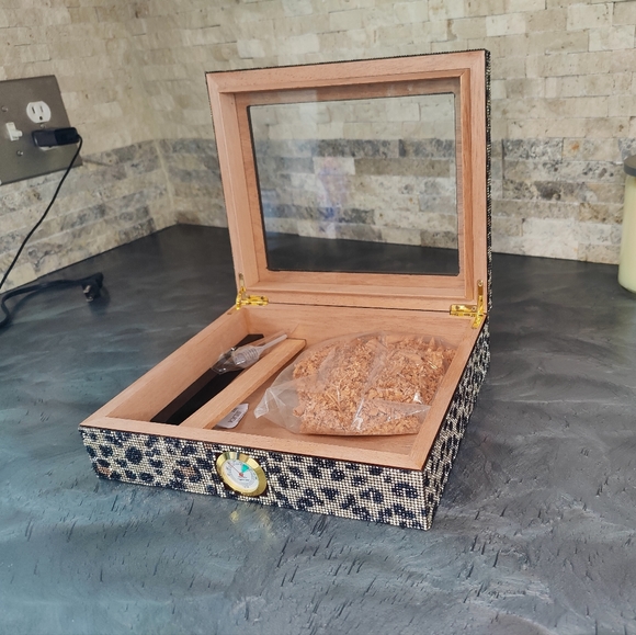 Fierce Cigar Humidor Box with Humidifier - Picture 9 of 11